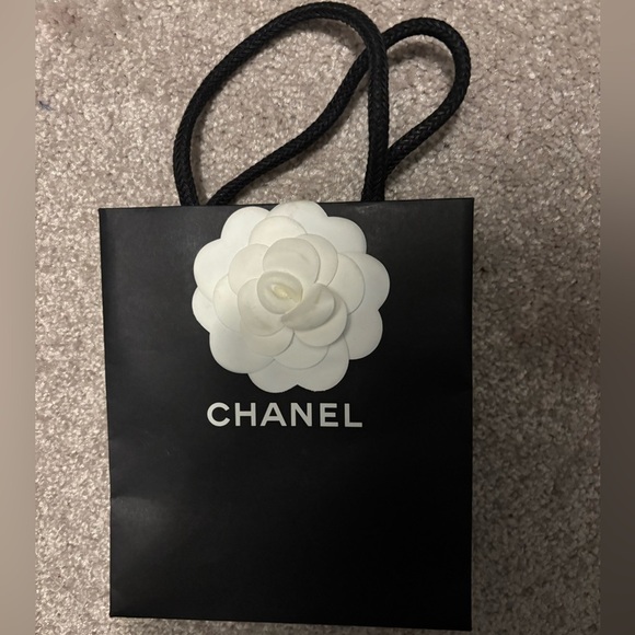 CHANEL Black and White Gift Bag Small - Picture 3 of 5